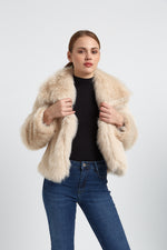 Charger le modèle 3D dans le visionneur de galerie, VESTE FOURRURE EMMA CREME