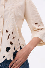 Charger le modèle 3D dans le visionneur de galerie, CHEMISE BRODERIE FEMME ENVOUTANTE CRÈME