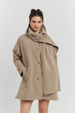 Charger le modèle 3D dans le visionneur de galerie, TRENCH IMPERMABLE SABLE CYRA