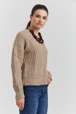 Charger le modèle 3D dans le visionneur de galerie, PULL GROSSE MAILLE V CYNEA TAUPE