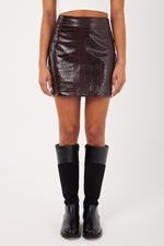 Charger le modèle 3D dans le visionneur de galerie, MINI JUPE EFFET CROCO EN PVC CRAQUOLE BORDEAUX