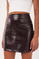 Charger le modèle 3D dans le visionneur de galerie, MINI JUPE EFFET CROCO EN PVC CRAQUOLE BORDEAUX