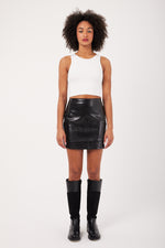 Charger le modèle 3D dans le visionneur de galerie, MINI JUPE EFFET CROCO EN PVC CRAQUOLE REGLISSE