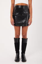 Charger le modèle 3D dans le visionneur de galerie, MINI JUPE EFFET CROCO EN PVC CRAQUOLE REGLISSE