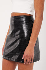 Charger le modèle 3D dans le visionneur de galerie, MINI JUPE EFFET CROCO EN PVC CRAQUOLE REGLISSE