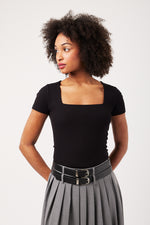 Charger le modèle 3D dans le visionneur de galerie, TOP FEMME COL CARRE CARIOKA NOIR