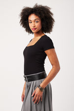 Charger le modèle 3D dans le visionneur de galerie, TOP FEMME COL CARRE CARIOKA NOIR