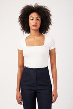 Charger le modèle 3D dans le visionneur de galerie, TOP FEMME COL CARRE CARIOKA BLANC