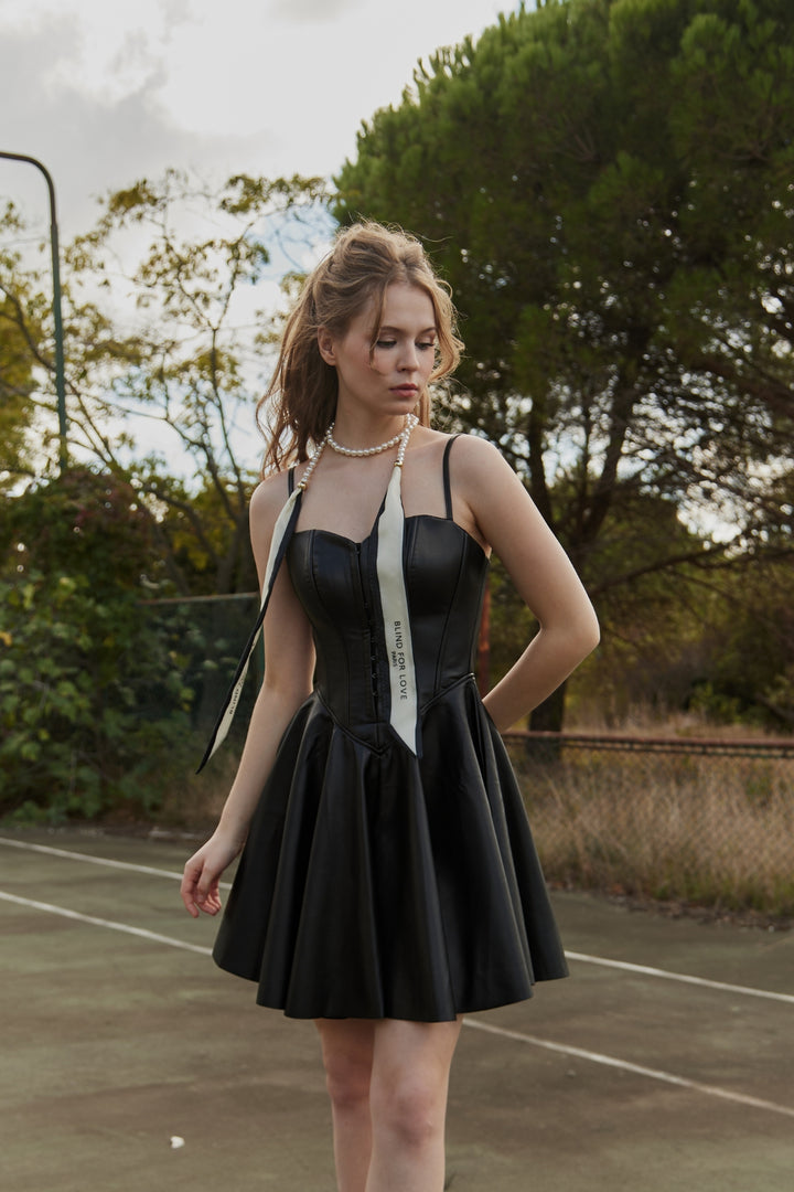 ROBE PVC FAUX CUIR BRETELLE SAURELLE REGLISSE