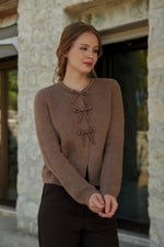 Charger le modèle 3D dans le visionneur de galerie, GILETS BOUTONS PRESSIONS PERLES NELYRA TAUPE