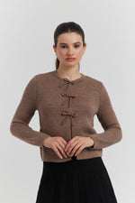 Charger le modèle 3D dans le visionneur de galerie, GILETS BOUTONS PRESSIONS PERLES NYLERA TAUPE
