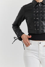 Charger le modèle 3D dans le visionneur de galerie, VESTE FAUX CUIR LACET TRESSE ROSALYN NOIR
